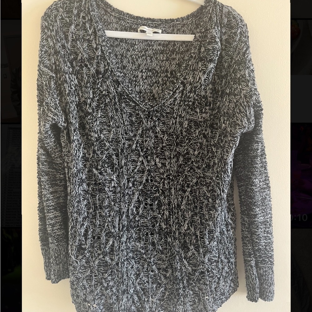 AMERICAN EAGLE SWEATER IN SIZE M